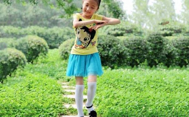 初二女生穿丝袜好吗？初二女生能穿丝袜吗？(1)