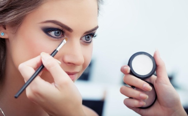 化妆晕妆是什么意思？女生化妆为什么会晕妆？(1)