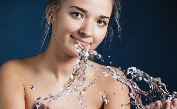 热水洗脸的坏处有哪些？长期热水洗脸有什么坏处？(1)