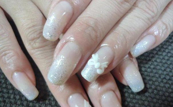 蝴蝶结美甲怎么做？淡雅蝴蝶结美甲教程(1)