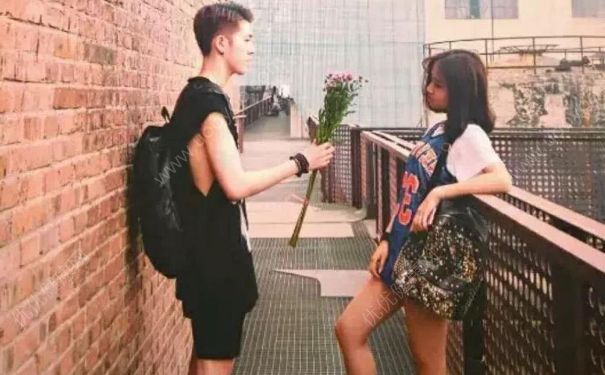 怎么跟喜欢的女生聊天？和喜欢的女生聊天怎么找话题？[