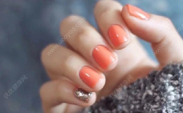 橘色暖色调方格美甲怎么做？橘色暖色调方格美甲教程(1)