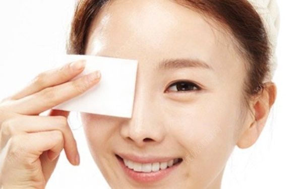 眼唇卸妆液怎么用？眼唇卸妆液的使用方法(1)