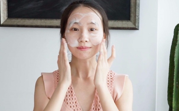 卸妆乳用后还要用洗面奶吗？用过卸妆乳后不洗脸有什么坏处？(1)