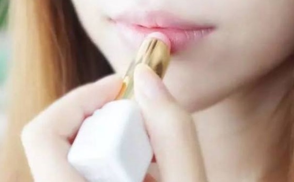 润唇膏可以涂脸上吗？润唇膏除了涂嘴唇还有什么用？(1)