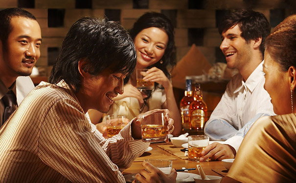 怎么样礼貌地回绝敬酒？喝酒的时候有哪些禁忌？(1)