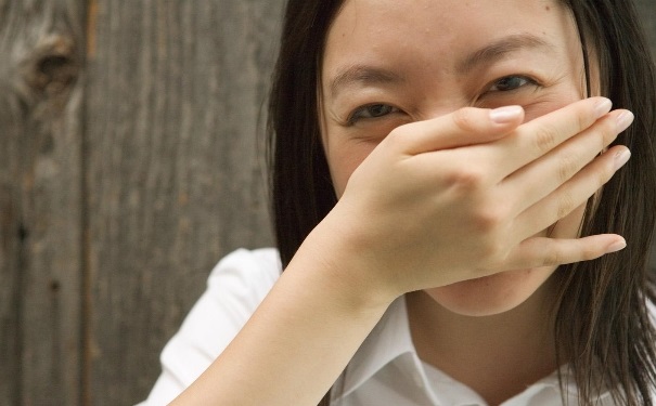 口臭该怎么缓解？有什么快速治疗口臭的方法？(1)