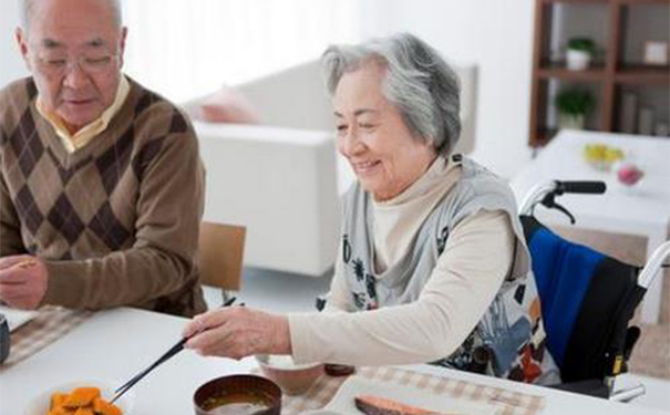 老人手抖怎么办呢？老人为什么会手抖？(1)