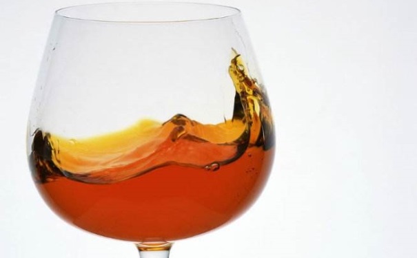 喝酒酒精过敏了怎么急救？怎么看自己对酒精过不过敏？(1)