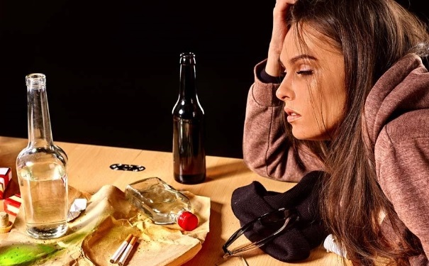 喝完酒胃难受怎么办？喝完酒后难受吃什么好？(1)