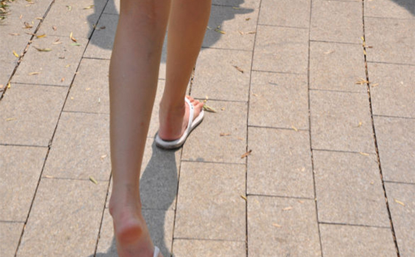 脚底长老茧开裂怎么治疗？脚底长老茧开裂了怎么回事？(1)