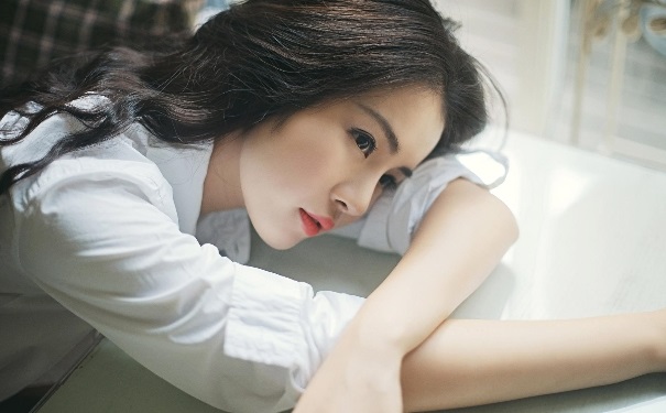 白领趴桌子睡有哪些危害？白领趴桌子睡觉的危害(1)