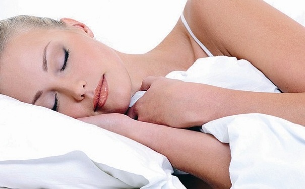 产后是平躺还是侧躺好？产后怎么躺有助于子宫恢复正常？(1)