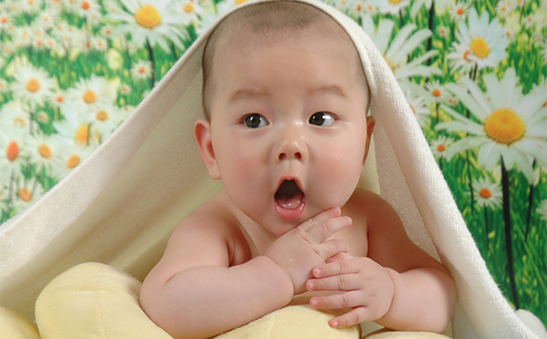 宝宝烂嘴角怎么办？冬季如何预防宝宝口角炎？(1)