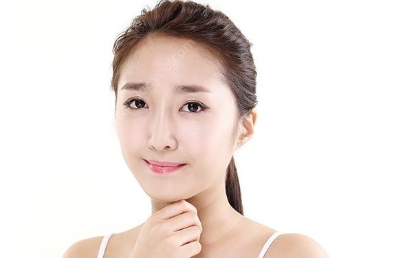 女生额头长痘痘是什么原因？女生额头长痘痘怎么办？(1)