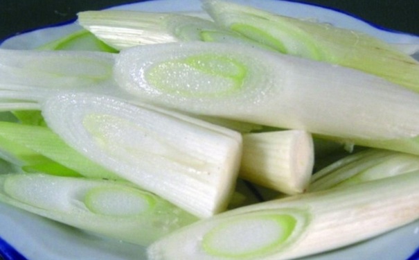 感冒吃葱白有什么好处？葱白怎么煮水治感冒？(1)