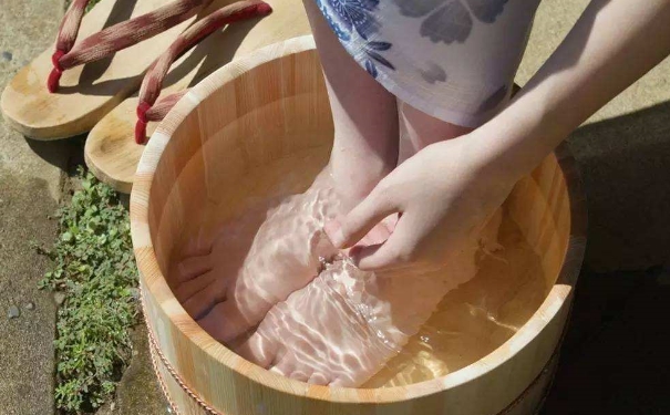 热水泡脚的正确方法是怎样的？怎么用热水泡脚好？(1)