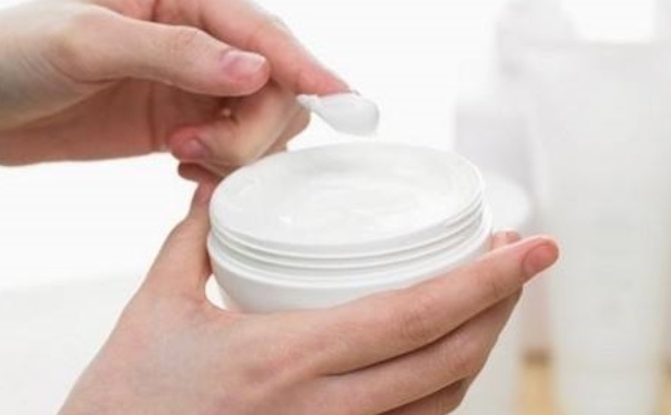 保湿霜和乳液有什么区别？保湿霜和乳液分别在什么时候用？(1)
