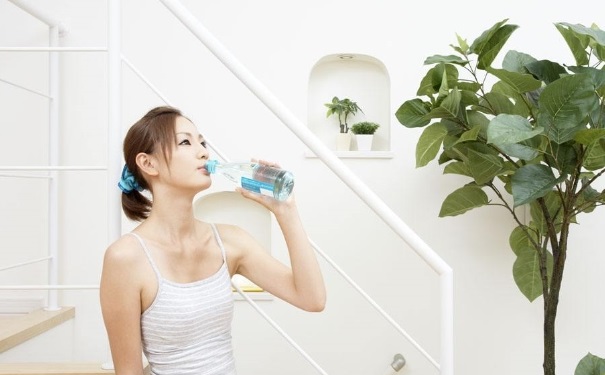 产妇多喝水奶水会增多吗？产妇多喝水奶水会变稀吗？(1)