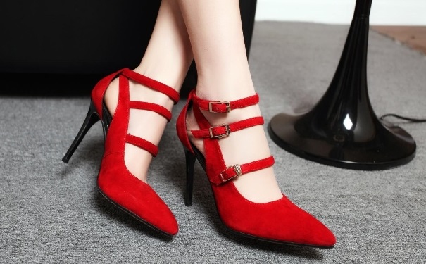 怎样穿高跟鞋舒服？穿高跟鞋的正确方法(1)