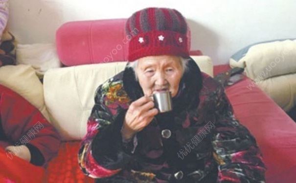 60年只喝酒不喝水，天天喝酒对身体好吗？(1)