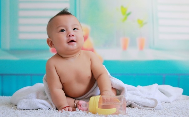 新生宝宝为什么会打嗝？新生宝宝打嗝好不好？(1)