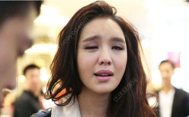 女生感冒初愈换春装出游被吹成面瘫，面瘫是什么样的？(1)