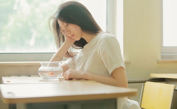 女生有喉结是怎么回事？女生长喉结是否正常？(1)