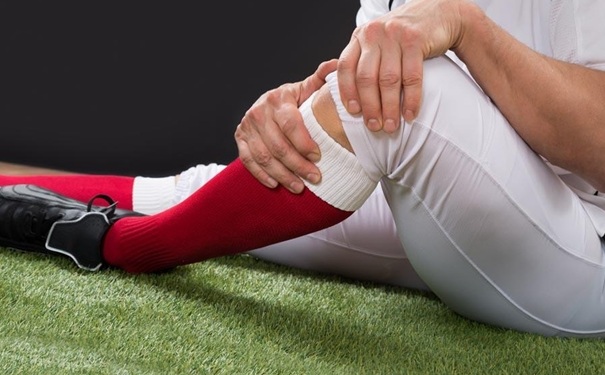 膝盖疼可以用热水敷吗？膝盖疼怎么热敷？[图]