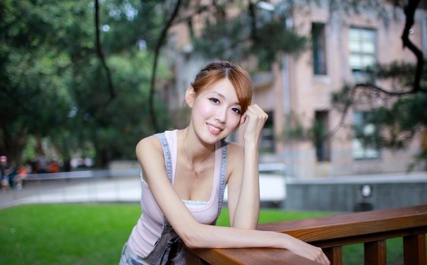 腋下出汗是什么原因？腋下出汗有狐臭怎么治疗？(1)