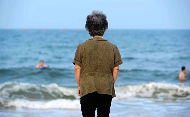 老年人小腿浮肿怎么办？老年人为什么会小腿浮肿？(1)