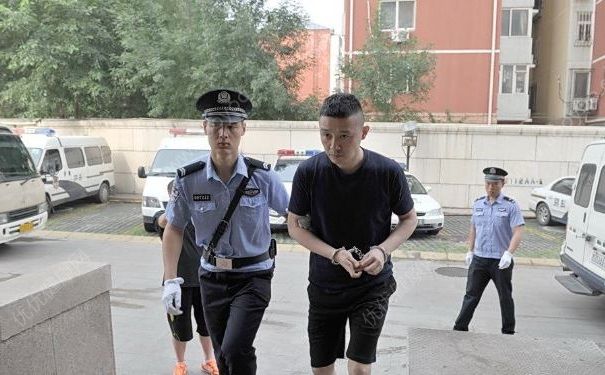 情侣开房吸毒裸奔，吸毒的危害有哪些？(4)
