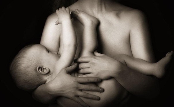 哺乳期奶水可以洗脸吗？母乳给宝宝洗脸好吗？(1)