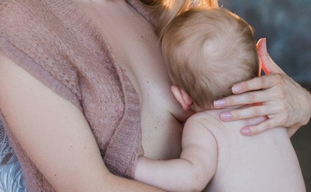 哺乳期奶水堵了怎么办？奶堵了最简单的方法是怎样？(1)
