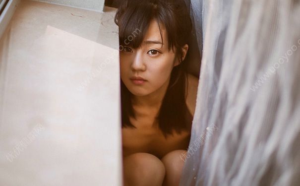 18岁女生乳头有白色怎么回事？18岁乳头有白色分泌物正常吗？(1)