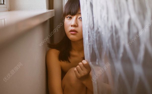 18岁女生乳头有白色怎么回事？18岁乳头有白色分泌物正常吗？(4)