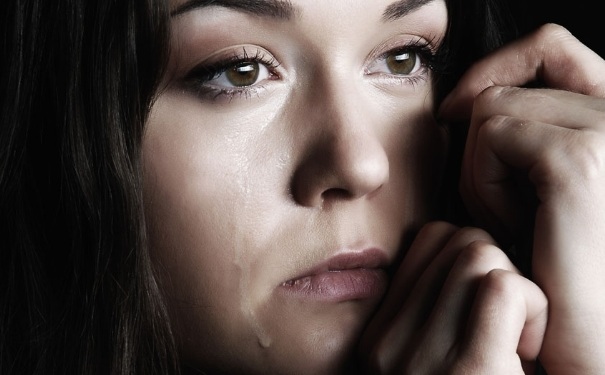 哭了一晚上眼睛很肿怎么样快速消肿？眼睛哭肿怎么消除