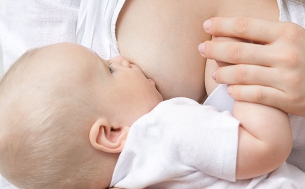 哺乳期奶水有血怎么办？为什么奶水会变成红色？(1)