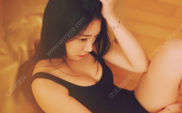 19岁女胸部的白色东西是什么？19岁乳头有白色分泌物正常吗？(4)