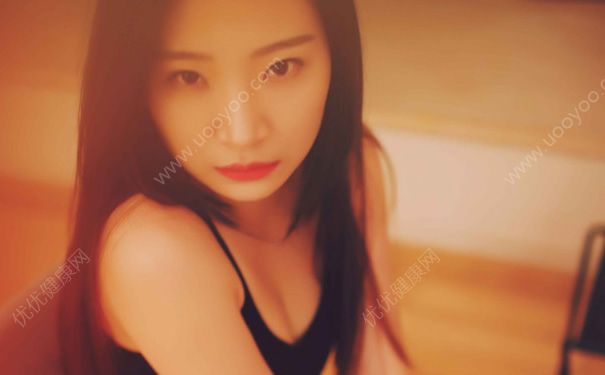 19岁女胸部的白色东西是什么？19岁乳头有白色分泌物正常吗？(1)