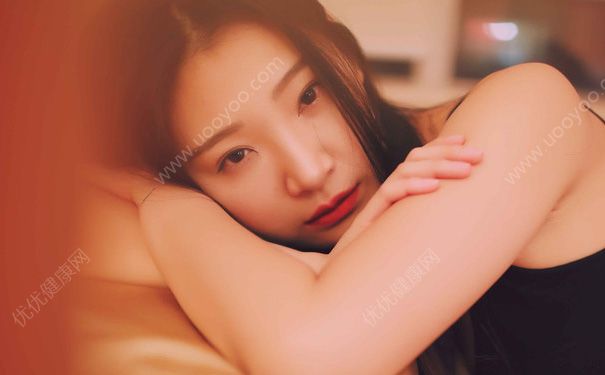 19岁女胸部的白色东西是什么？19岁乳头有白色分泌物正常吗？(2)