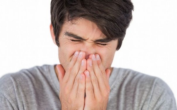 打喷嚏有臭味是什么原因？打喷嚏臭怎么办？[图]