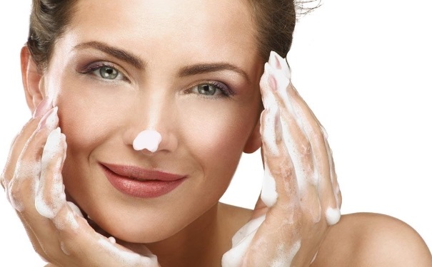 洗面奶可以去角质吗？洗面奶和去角质先用哪个？(1)