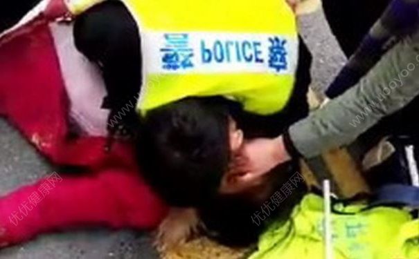 女子街头倒地猝死，倒地猝死是什么原因造成的？(1)