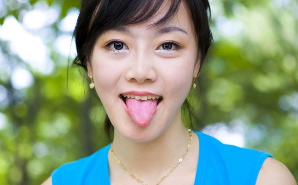 舌头发白有齿痕是什么原因？舌头白有裂痕怎么回事？(1)