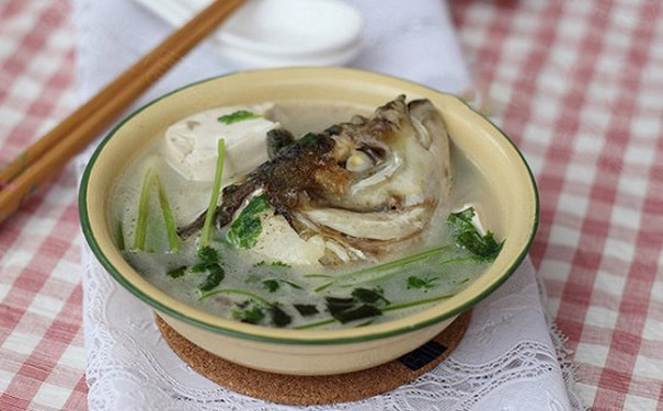 鱼头豆腐汤怎么做？鱼头豆腐汤的做法(1)