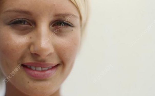 男子洗澡搓破一颗痣流血，痣被挠破了怎么办？(1)