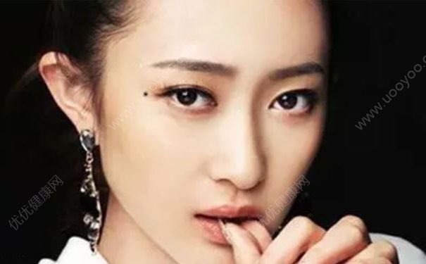 男子洗澡搓破一颗痣流血，痣被挠破了怎么办？(3)