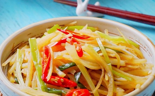 土豆丝怎么做好吃？爽口土豆丝的做法(1)