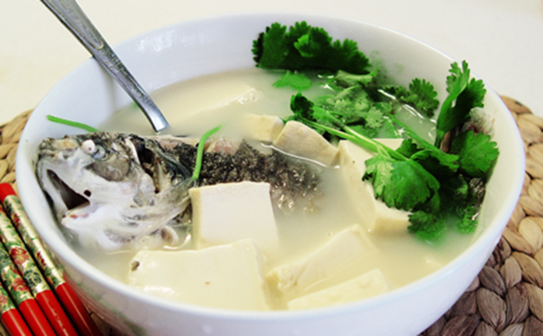 鲫鱼豆腐汤怎么做好吃？鲫鱼豆腐汤做法(1)